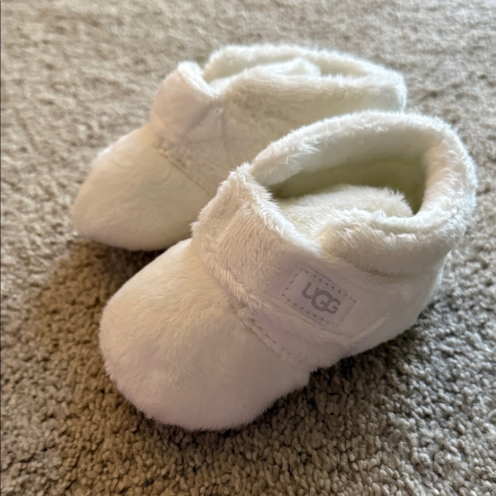 NWOT UGG Kids Slippers